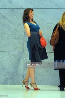 Lucy Lawless feet photo thumbnail
