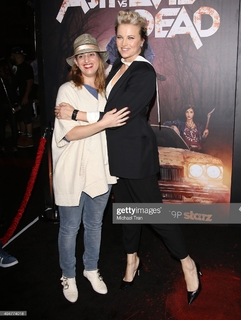 Lucy Lawless feet photo thumbnail