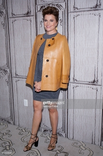 Lucy Lawless feet photo thumbnail
