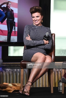 Lucy Lawless feet photo thumbnail