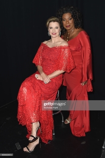 Lucy Lawless feet photo thumbnail