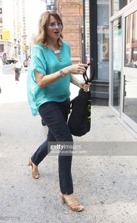 Lucy Lawless feet photo thumbnail