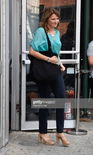 Lucy Lawless feet photo thumbnail