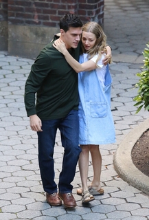 Amanda Seyfried feet photo thumbnail