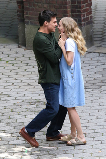 Amanda Seyfried feet photo thumbnail