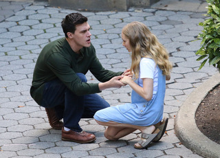 Amanda Seyfried feet photo thumbnail