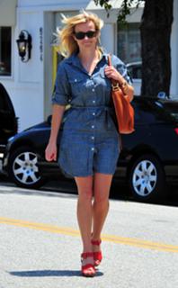 Reese Witherspoon feet photo thumbnail