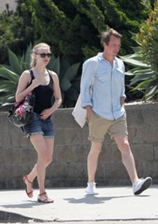Amanda Seyfried feet photo thumbnail