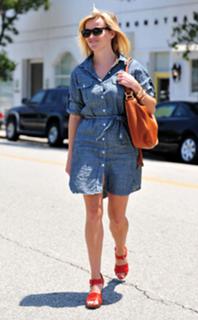 Reese Witherspoon feet photo thumbnail