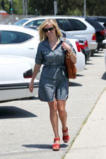 Reese Witherspoon feet photo thumbnail