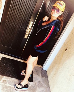 Tia Carrere feet photo thumbnail