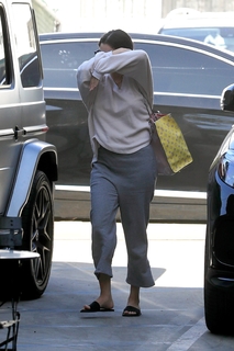 Selena Gomez feet photo thumbnail