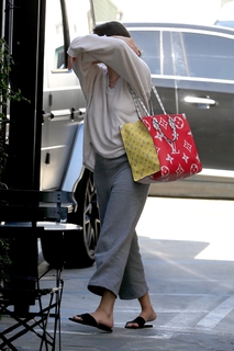 Selena Gomez feet photo thumbnail