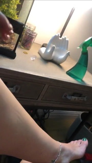 Hilary Duff feet photo thumbnail