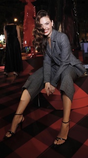 Isis Valverde feet photo thumbnail