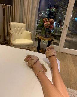 Rosie Huntington-Whiteley feet photo thumbnail