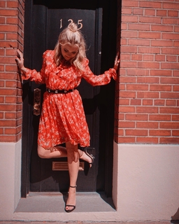 Emily Osment feet photo thumbnail