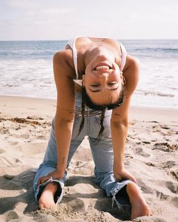 Alexis Ren feet photo thumbnail