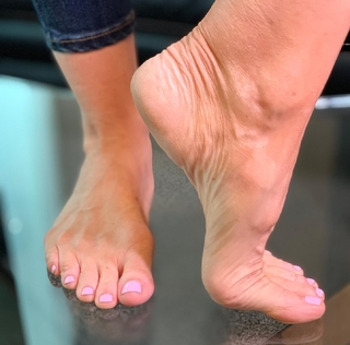 Kyle Unfug feet photo thumbnail
