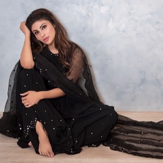 Mouni Roy feet photo thumbnail