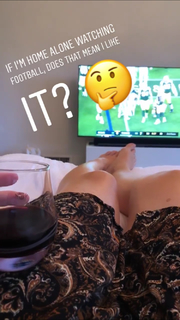 Jennie Garth feet photo thumbnail