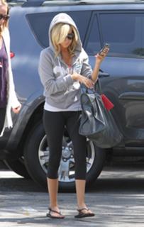 Ashley Tisdale feet photo thumbnail