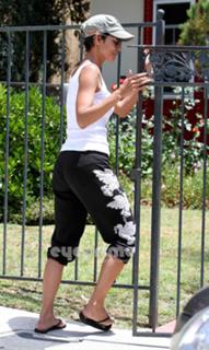 Halle Berry feet photo thumbnail