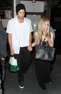 Avril Lavigne feet photo thumbnail
