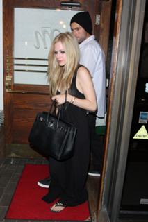 Avril Lavigne feet photo thumbnail