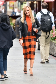 Amanda Holden feet photo thumbnail