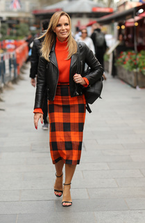 Amanda Holden feet photo thumbnail