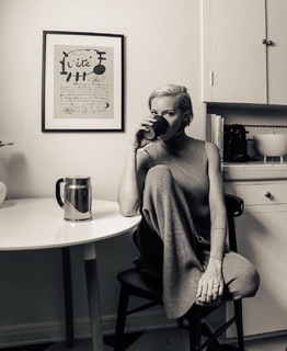 Katie Cassidy feet photo thumbnail