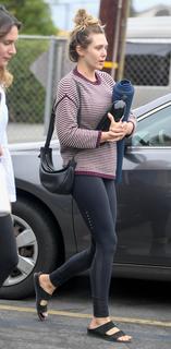 Elizabeth Olsen feet photo thumbnail