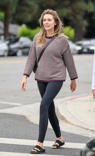 Elizabeth Olsen feet photo thumbnail