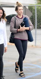 Elizabeth Olsen feet photo thumbnail