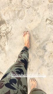Brooke Burke feet photo thumbnail