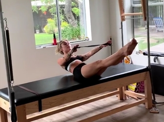 Miley Cyrus feet photo thumbnail