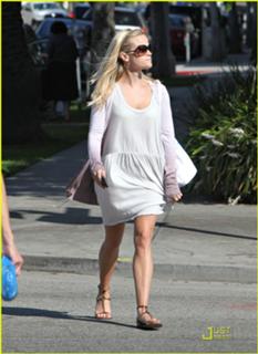 Reese Witherspoon feet photo thumbnail