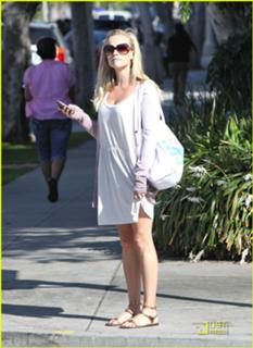 Reese Witherspoon feet photo thumbnail