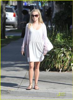 Reese Witherspoon feet photo thumbnail