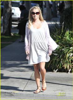 Reese Witherspoon feet photo thumbnail