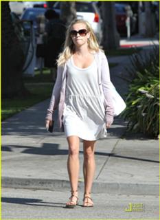 Reese Witherspoon feet photo thumbnail