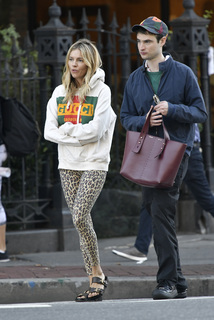 Sienna Miller feet photo thumbnail