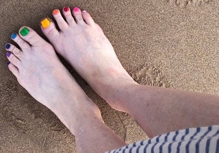 Alyson Hannigan feet photo thumbnail