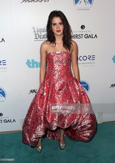 Laura Marano feet photo thumbnail
