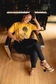 Alicia Keys feet photo thumbnail