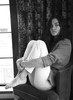 Phoebe Tonkin feet photo thumbnail