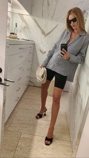 Rosie Huntington-Whiteley feet photo thumbnail