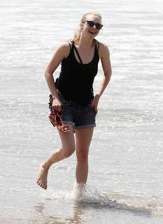 Amanda Seyfried feet photo thumbnail