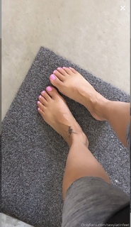 Vida Guerra feet photo thumbnail